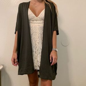 Cover up / cardigan in army green. Short sleeve